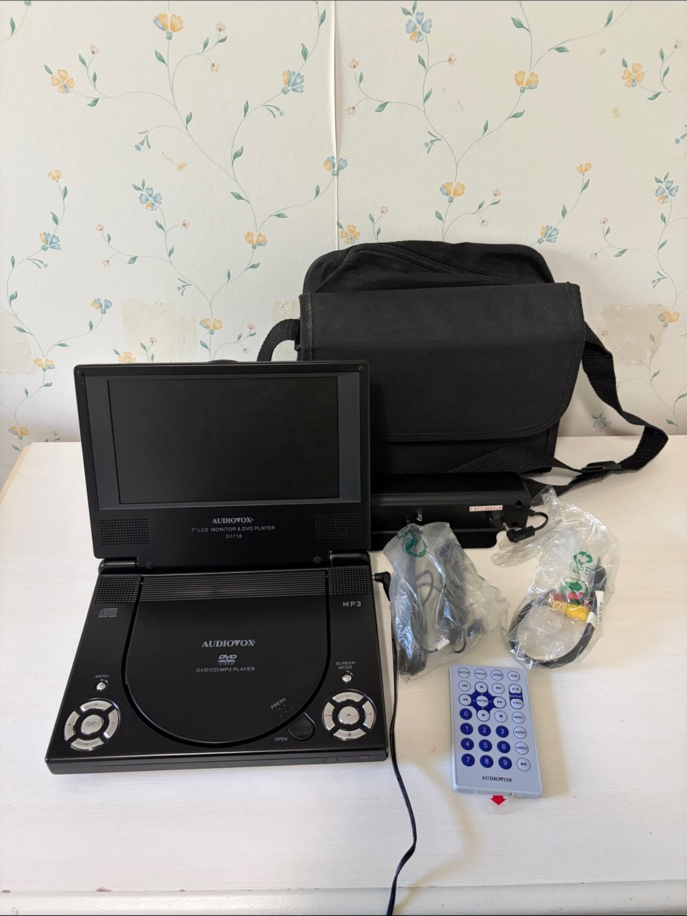 Audiovox 7" Portable DVD/CD Player D1718 Remote Car & Wall Adapters